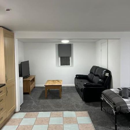 Studio Flat Twin - Town Centre Мертір-Тідвіл Екстер'єр фото