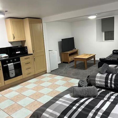 Studio Flat Twin - Town Centre Мертір-Тідвіл Екстер'єр фото