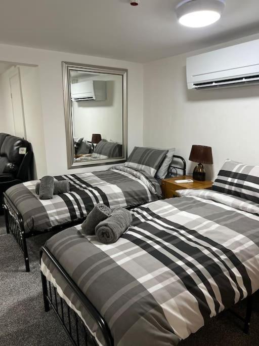 Studio Flat Twin - Town Centre Мертір-Тідвіл Екстер'єр фото